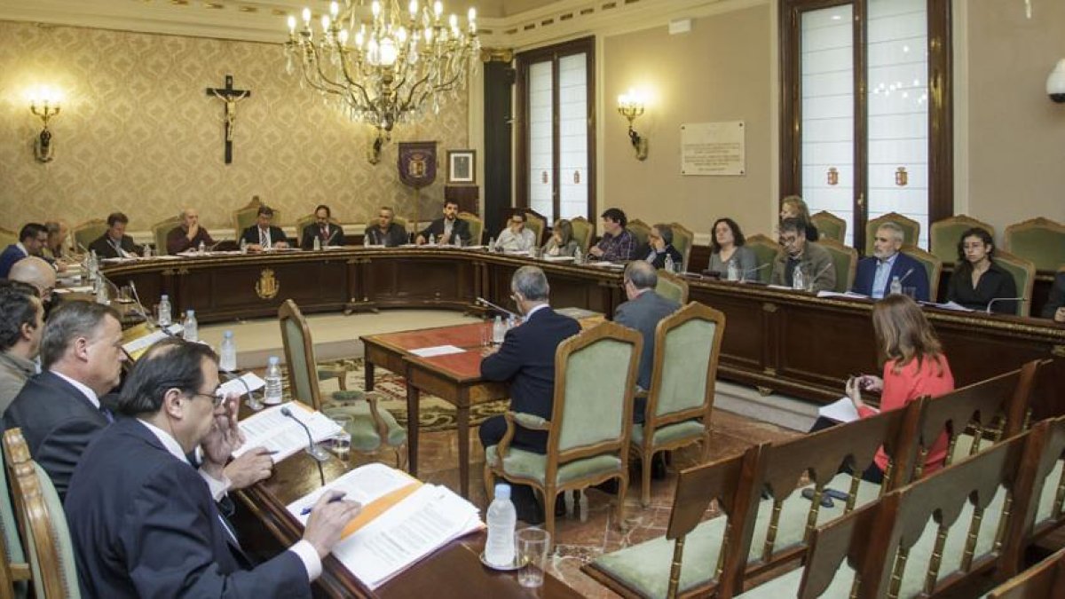 El Pleno provincial de ayer incluyó la lectura del manifiesto en contra del proceso soberanista que se pretende llevar a cabo en Cataluña.-SANTI OTERO