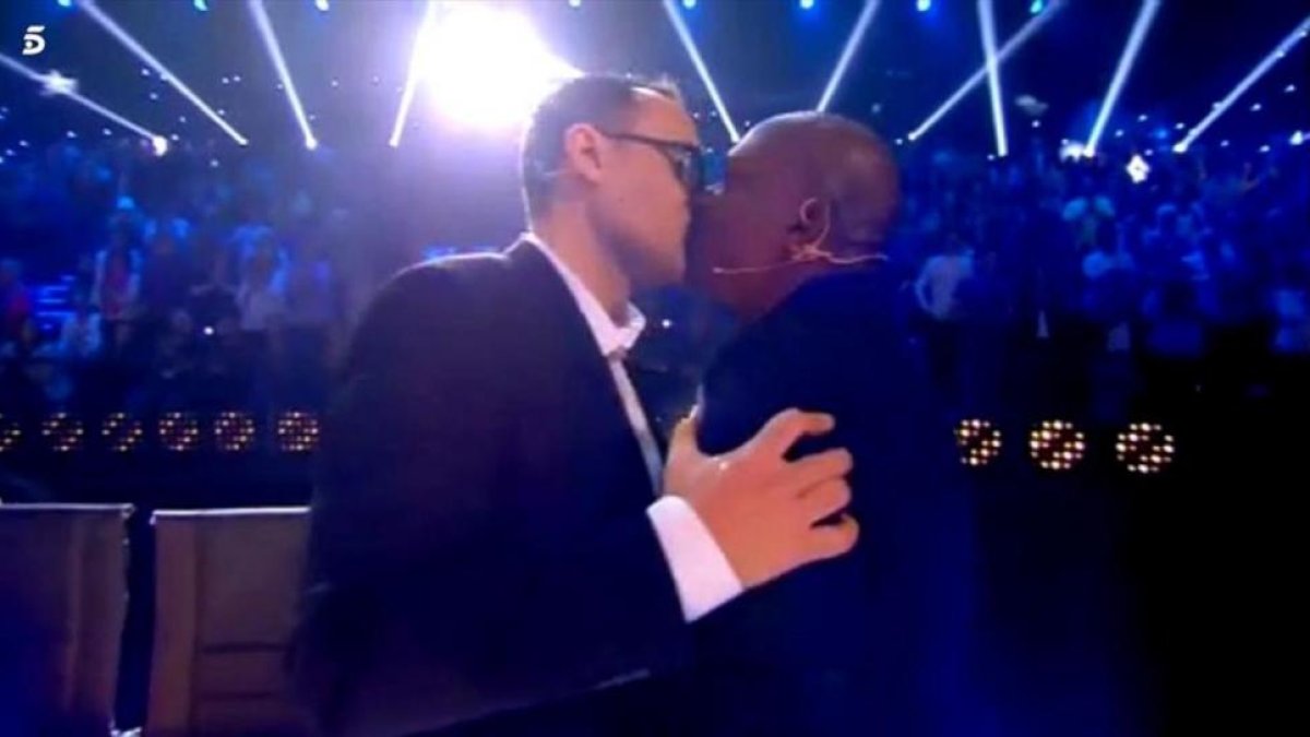 El beso en los labios de Risto Mejide y el ilusionista cubano Joel Armando, ganador de 'Got Talent Magic', en Tele 5.-MEDIASET