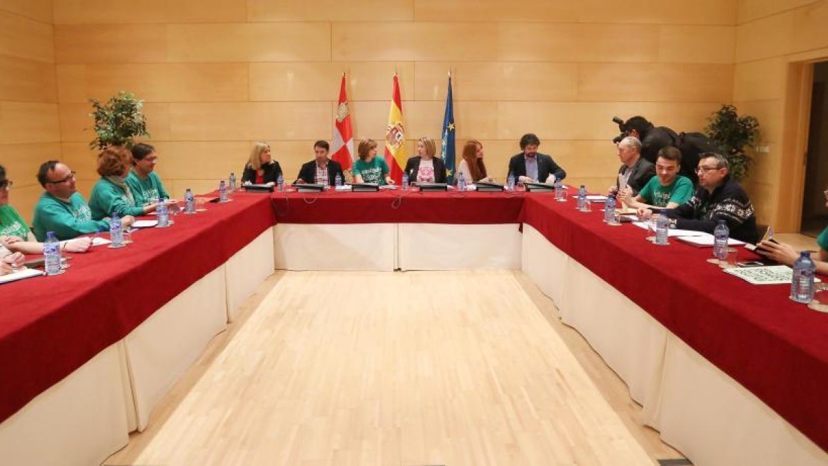 La Plataforma por la Escuela Pública y el Foro de la Educación se reúne en las Cortes de Castilla con representantes de los diferentes grupos políticos para trasladarles sus reivindicaciones-ICAL