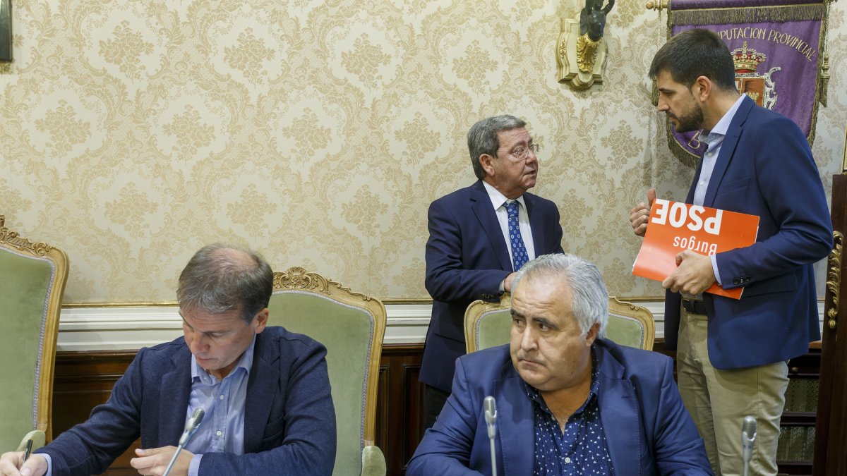 De pie, César Rico, presidente de la Diputación, conversa con el portavoz del PSOE, David Jurado. SANTI OTERO