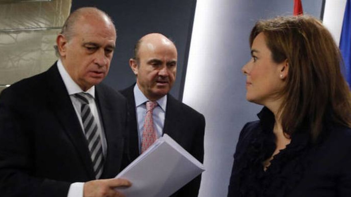 Jorge Fernández Díaz, Luis de Guindos y Soraya Saenz de Santamaría en una foto de archivo.-