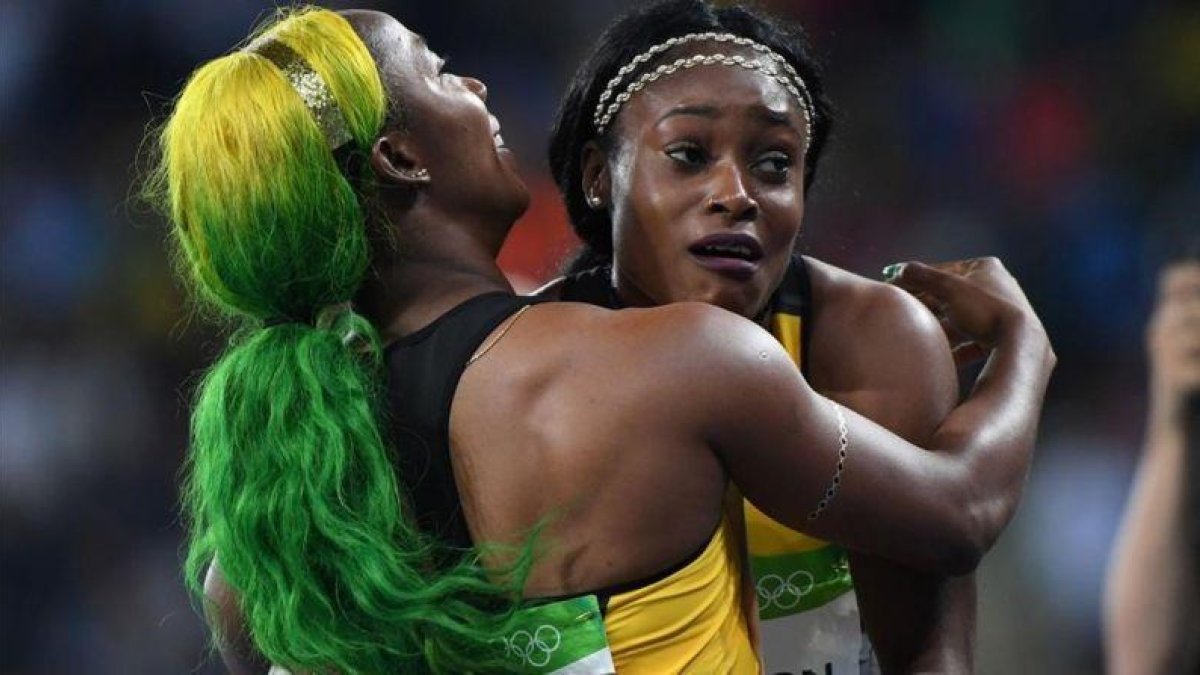 Fraser-Pryce abraza a la nueva campeona, Elaine Thompson.-AFP / OLIVIER MORIN