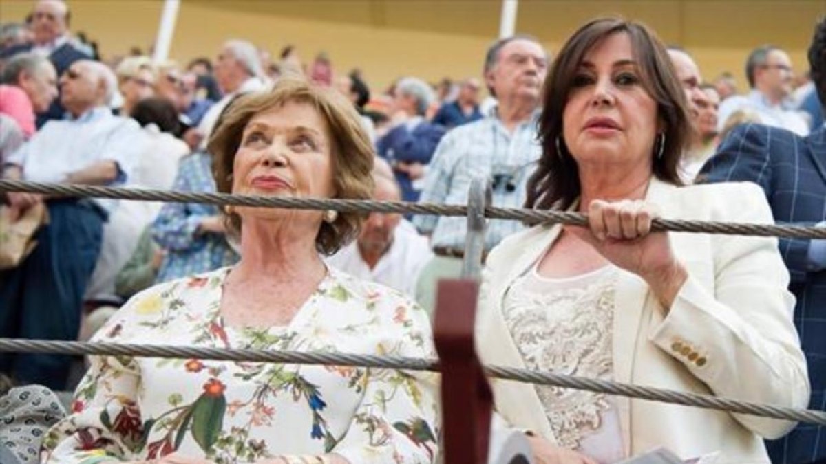 Carmen Franco y su hija, Carmen Martínez-Bordiú, en la plaza de toros de Las Ventas, en el 2015.-CURTO DE LA TORRE