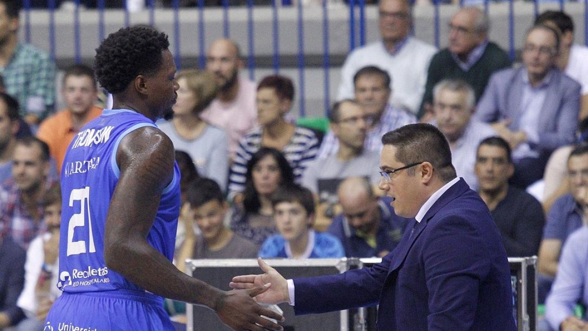 Epi felicita a Thompson tras un cambio.-SANTI OTERO