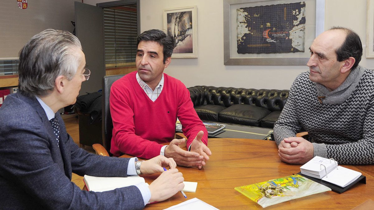 (De izq. a dcha), Roberto Sáiz, Esteban Martínez y Eliseo Martínez durante la reunión que mantuvieron ayer.
