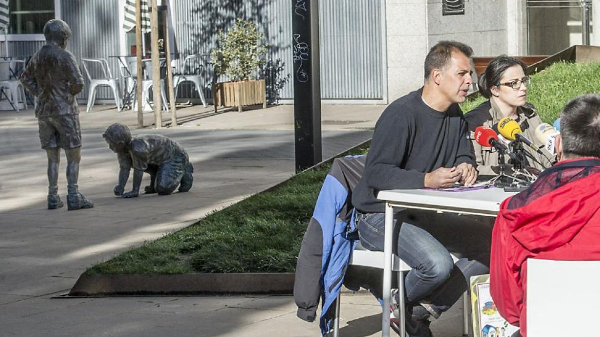 Azucena Simón y Óscar Caballero, durante la rueda de prensa de ayer, en el Parque Venerables.-ISRAEL L. MURILLO