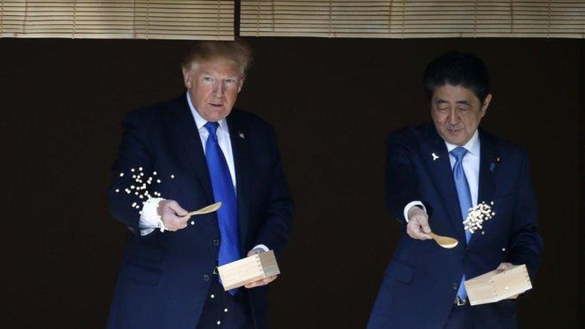 Donald Trump y Shinzo Abe, durante la visita que realizó el estadounidense a Japón en noviembre del 2017.-TORU HANAI (AP)