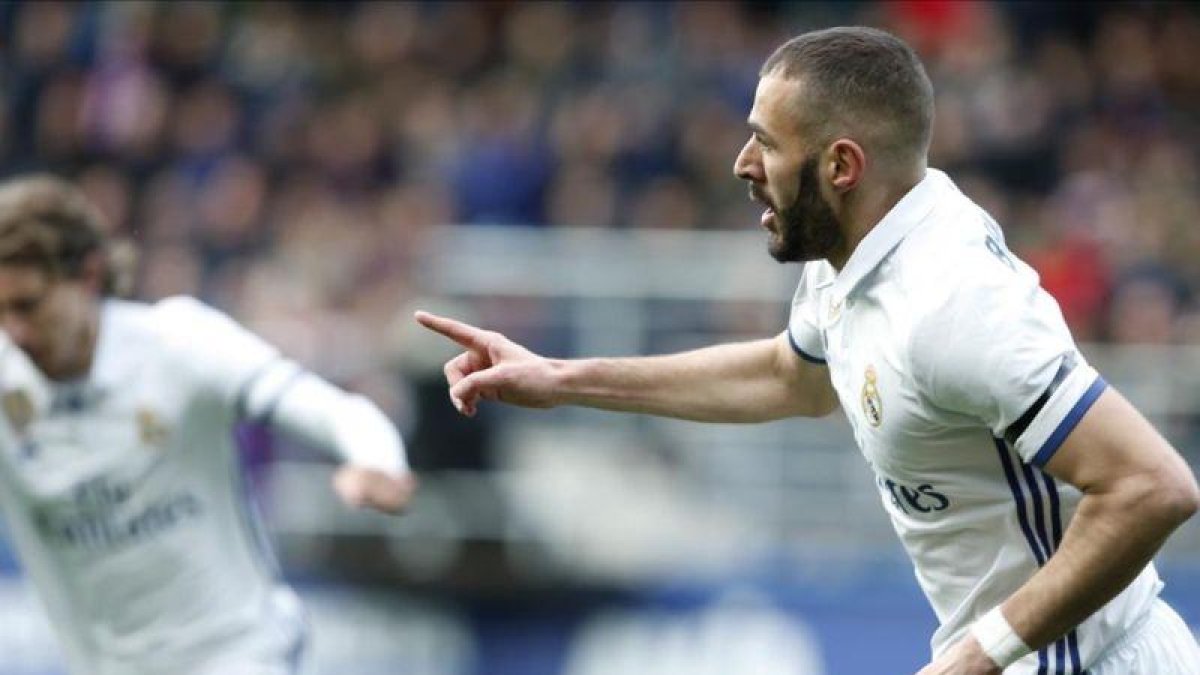 Benzema celebra su primer gol en Ipurua ante el Eibar antes del primer cuarto de hora.-EFE / JUAN HERRERO