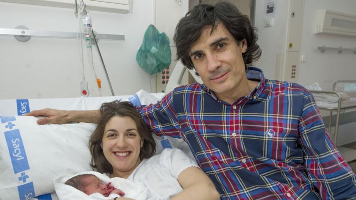 Félix y Alicia con su bebé, Félix, el primero en nacer el 29 de febrero de 2016.-ISRAEL L. MURILLO