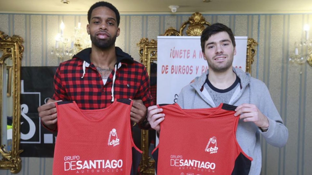 January y Acosta posan con la camiseta del Grupo De Santiago en el Hotel Centro, ayer.-RAÚL OCHOA