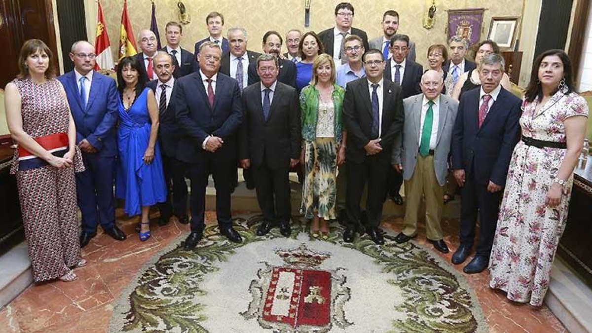 Foto de familia de los 25 diputados provinciales que configuran la actual corporación provincial que presidirá, nuevamente, el popular César Rico (centro de la imagen).-R. O.