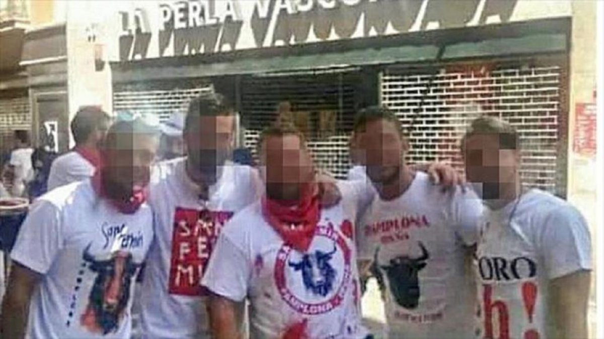Fotografía de la pandilla de amigos conocida como la Manada, acusados de una violación múltiple que se está juzgando en Pamplona.-EL PERIÓDICO