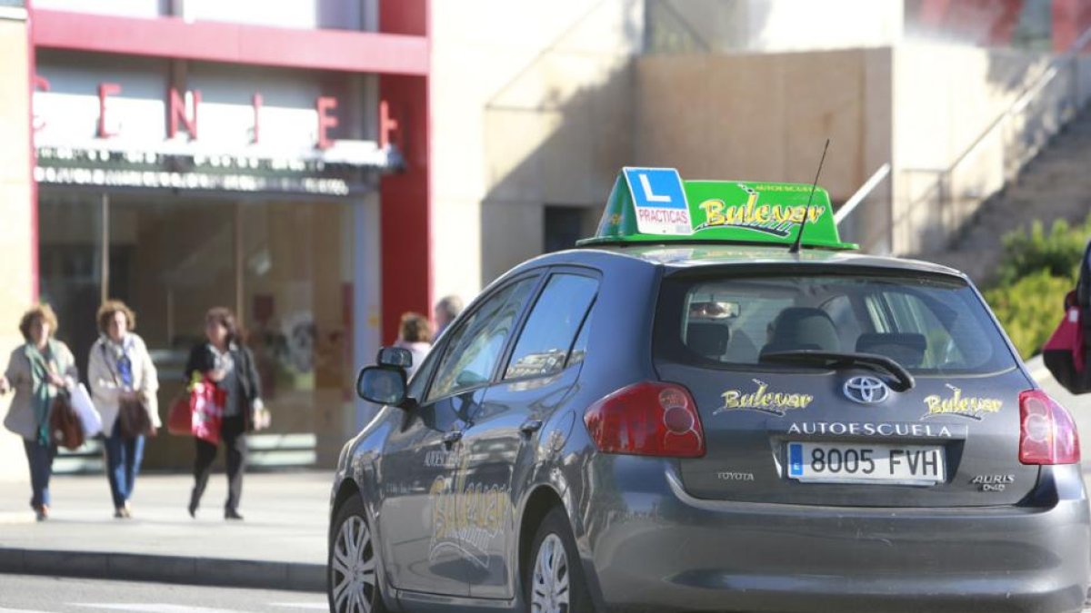 Un vehículo de autoescuela circula frente al Cenieh.