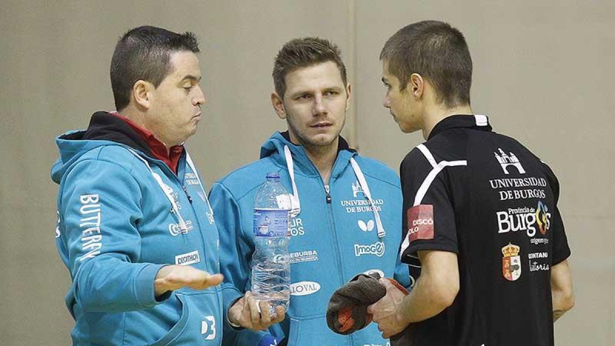 Cazacu (en el centro) escucha las indicaciones del técnico, Fran Berzosa.-SANTI OTERO