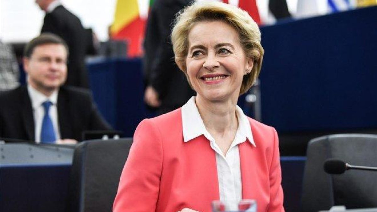La presidenta de la Comisión Europea, Ursula von der Leyen, en el pleno de Estrasburgo.-PATRICK SEEGER (EFE)