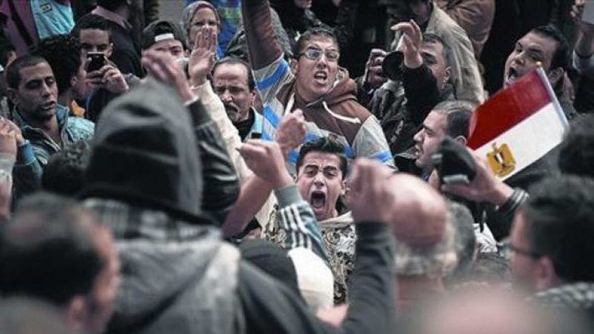 Un grupo de jóvenes se manifiestan contra el presidente Al Sisi, en El Cairo.-AFP / MOHAMED EL SHAHED