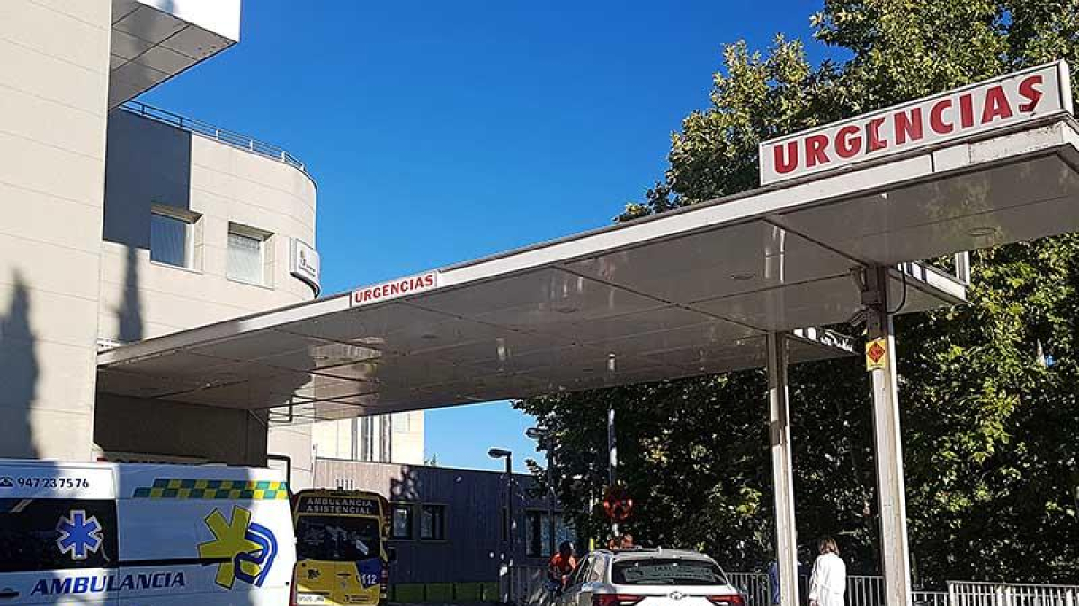 Entrada al servicio de Urgencias del hospital Santos Reyes de Aranda de Duero.-L.V.