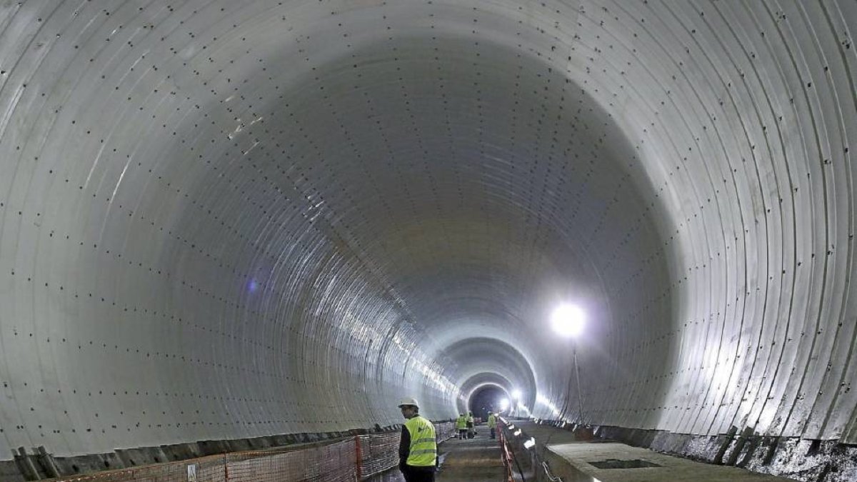 Obras de ejecución del tramo La Robla-Pola de Lena en la Línea de Alta Velocidad.-Ical