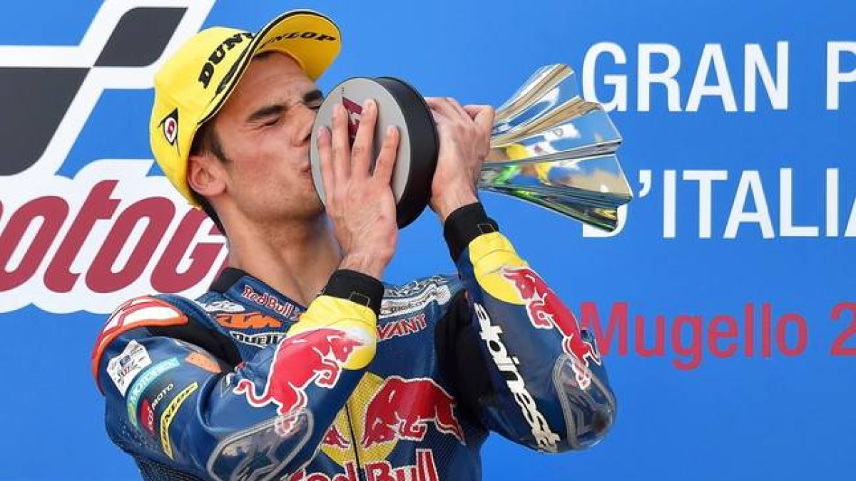 El piloto portugués de Moto3, Miguel Oliveira, celebra el podio tras ganar el Gran Premio de Italia.-EFE
