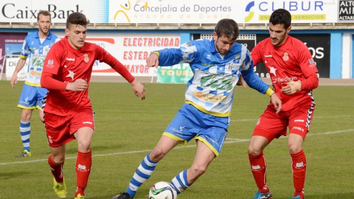Pau controla el balón entre dos rivales, ayer.-ALBERTO CALVO