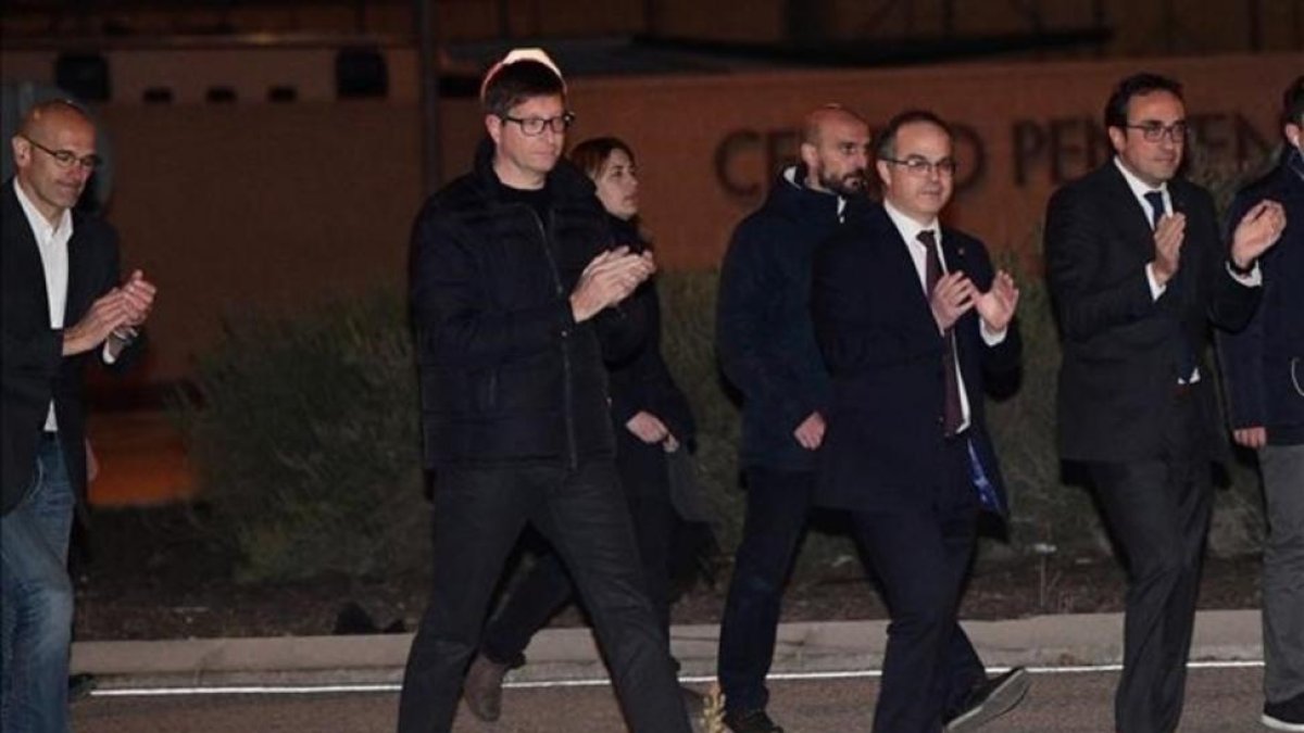 Los exconsellers Raül Romeva, Carles Mundó, Jordi Turull y Josep Rull salen de la prisión de Estremera-/ PIERRE-PHILIPPE MARCOU (AFP)