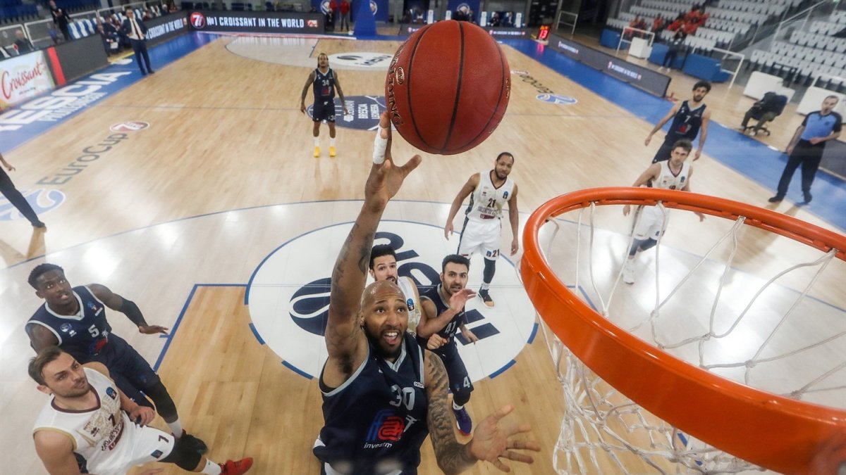 Horton lanza a canasta en un partido de la pasada temporada con el Brescia. EUROCUP