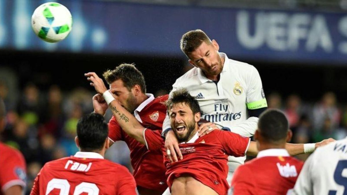 Sergio Ramos se alza por encima de Nicolas Pareja, en el encuentro entre el Real Madrid y el Sevilla de la Supercopa de Europa.-JONATHAN NACKSTRAND / AFP