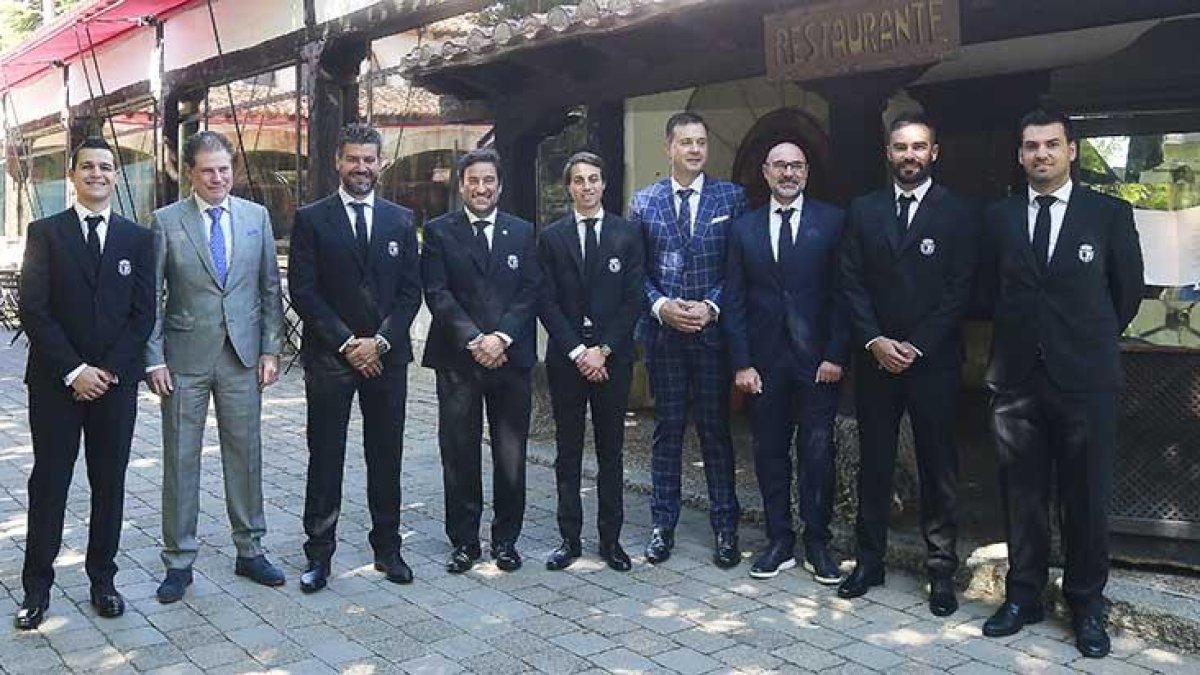 Ejecutivos y personal del Burgos CF posan con los modelos diseñados por la sastrería Antonaga, ayer.-RAÚL OCHOA