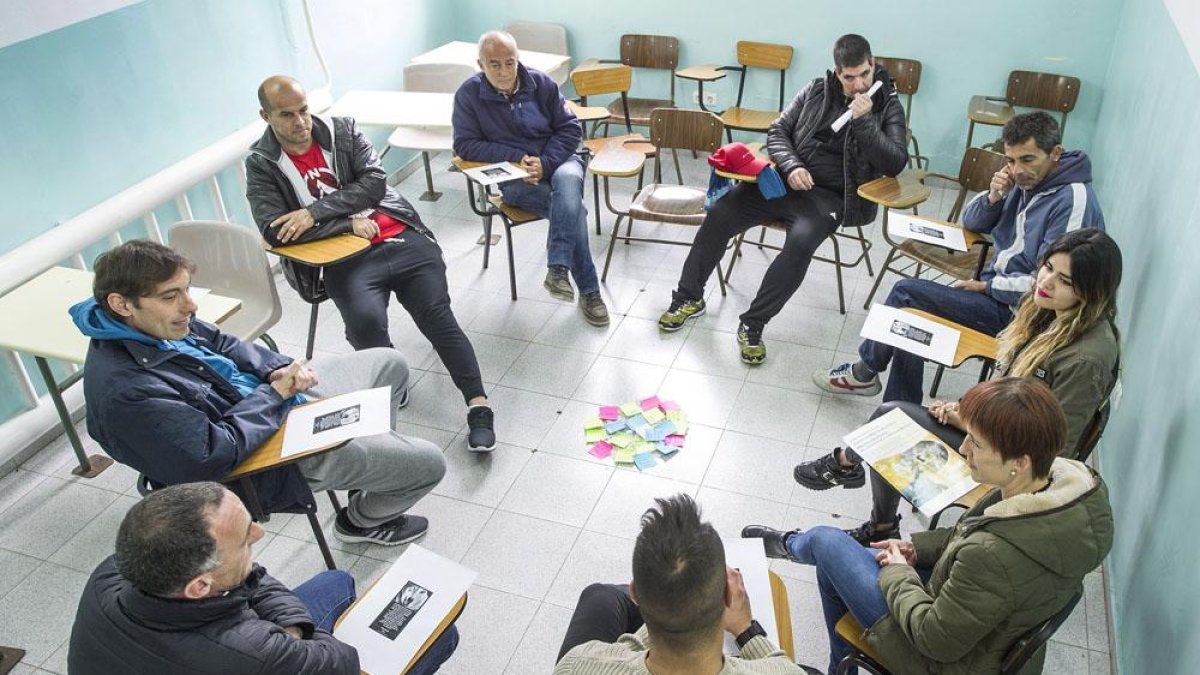 Siete de los once presos que participan en el Programa Reconexión junto a Virginia Domingo (responsable del programa) y Andrea Solís(criminóloga) en una de las sesiones semanales.-ISRAEL L. MURILLO
