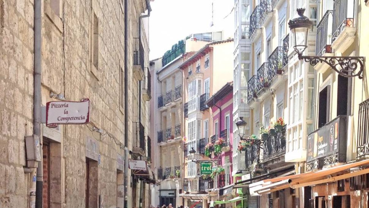 Un grupo de personas en la calle San Lorenzo.-ISRAEL L. MURILLO