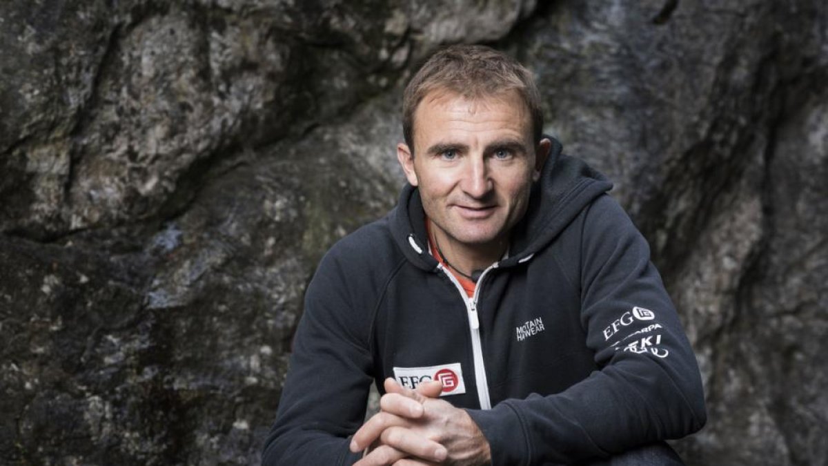 El alpinista suizo Ueli Steck ha fallecido cuando descendía del Nuptse, en el Everest, este domingo.-AP / CHRISTIAN BEUTLER