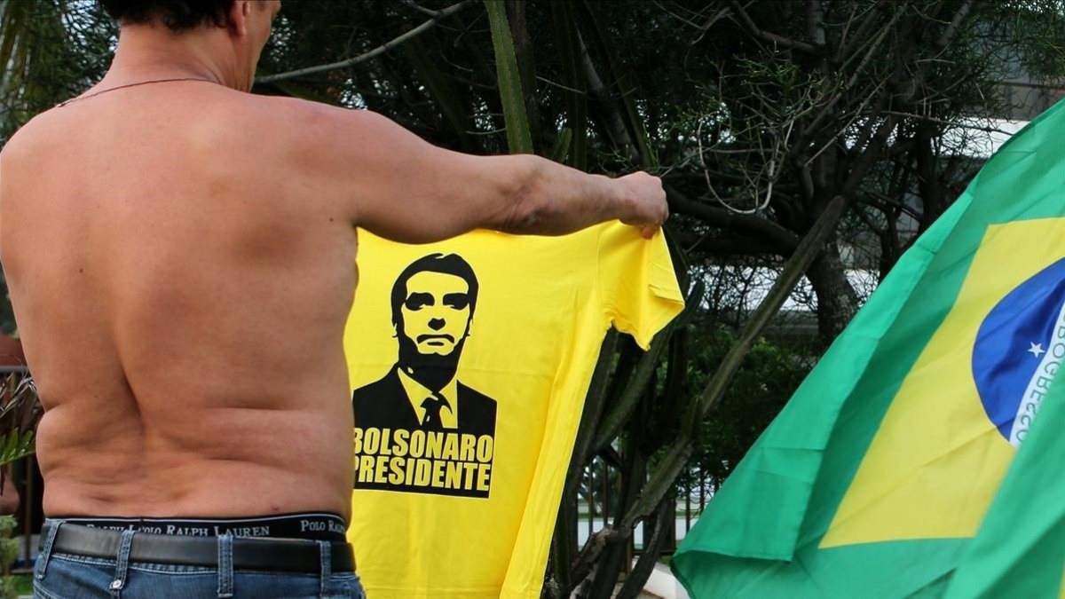 Seguidor de Bolsonaro luce una camiseta con su rostro-SERGIO MORAES (REUTERS)