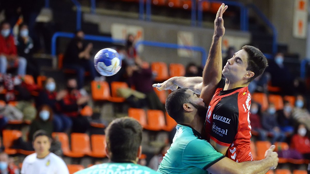 Suárez fuerza la acción. SANTI OTERO