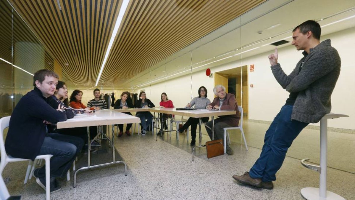 Alejandro Hernández se dirige a la decena de alumnos que se interesó por conocer los secretos en la realización de un buen guion.-Raúl Ochoa
