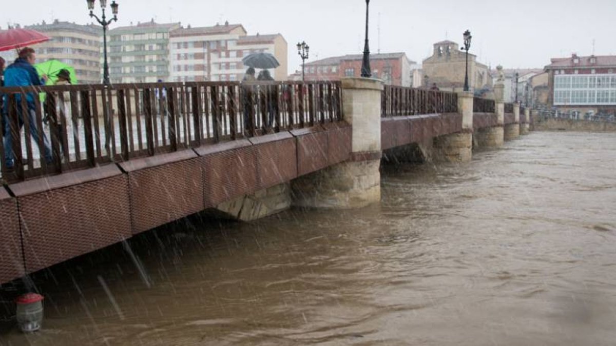 Los mirandeses paseaban ayer por el puente Carlos III con cierto temor ante el desbordamiento del río Ebro.-MARCO REMÓN