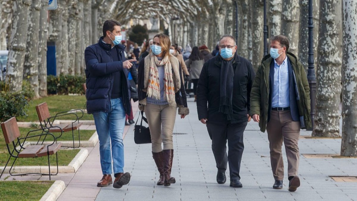 Ángel Ibáñez, Inmaculada Ranedo, Alejandro Vázquez y Borja Suárez se dirigen a registrar la candidatura del PP de Burgos a las elecciones autonómicas. SANTI OTERO