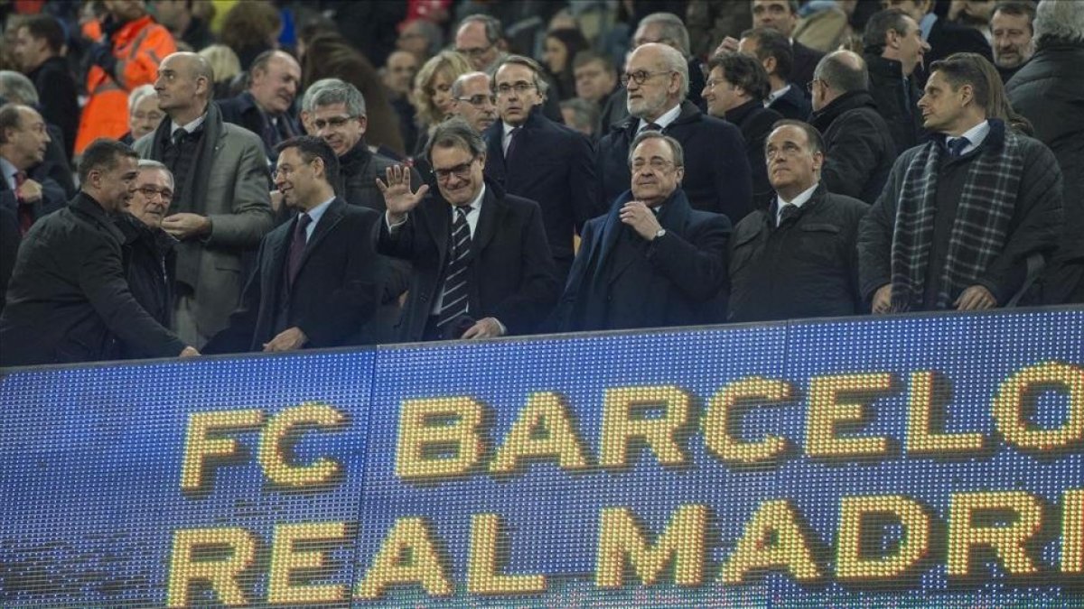 Florentino Pérez, en el palco del Camp Nou junto al presidente del Barcelona, Josep María Bartomeu.-FERRAN SENDRA