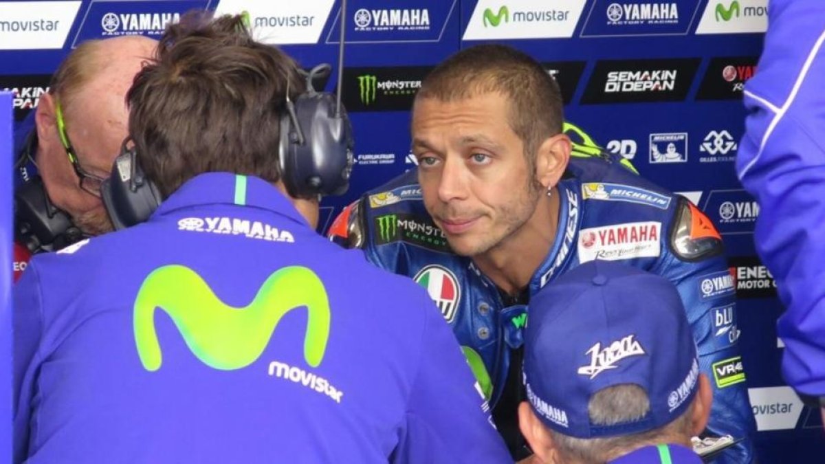 Valentino Rossi habla con sus técnicos, en el GP de Austria-EMILIO PÉREZ DE ROZAS