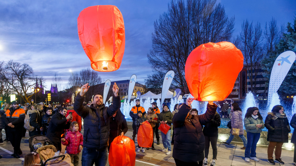 Suelta de farolillos en el Paseo Sierra de Atapuerca. SANTI OTERO