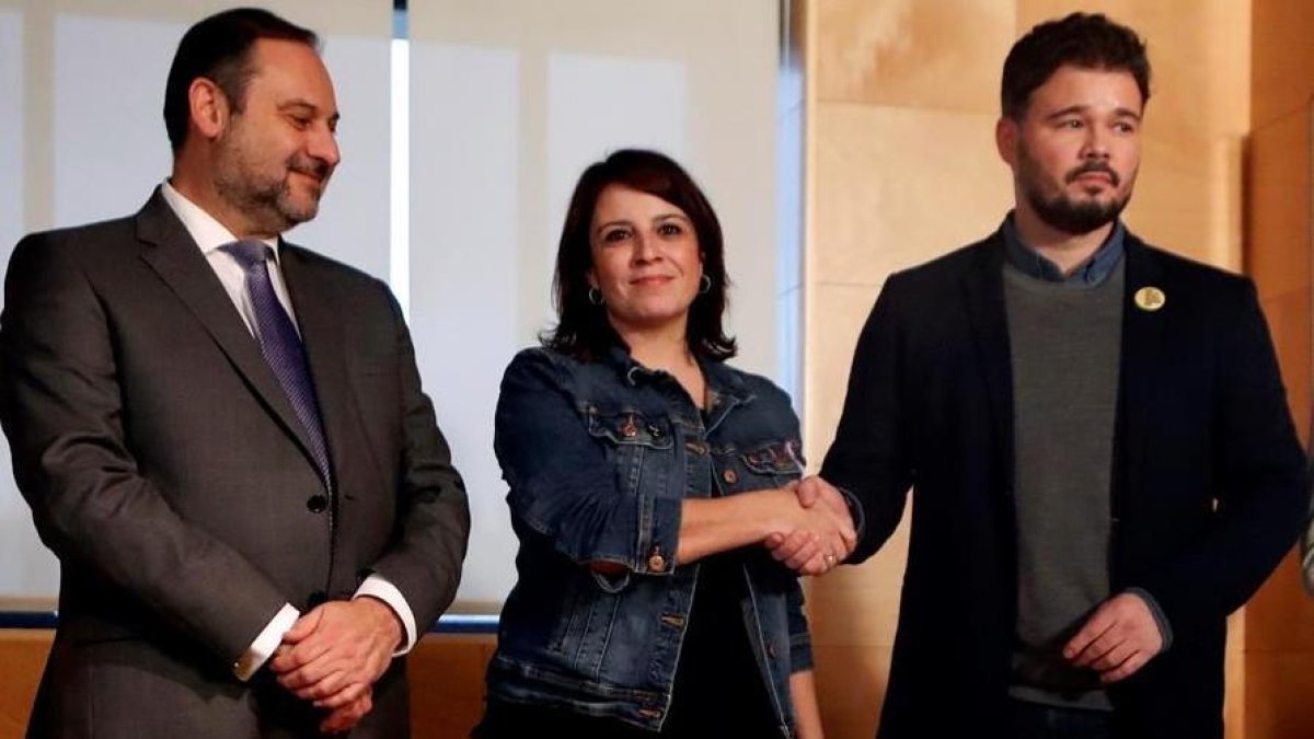 Los socialistas José Luis Ábalos y Adriana Lastra, junto al republicano Gabriel Rufián.C en el Congreso, Gabriel Rufián,-EFE