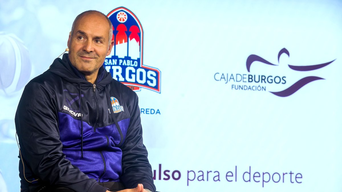El técnico granadino atiende a las preguntas de los medios durante la rueda de prensa celebrada en la sede de la Fundación Caja de Burgos. TOMÁS ALONSO