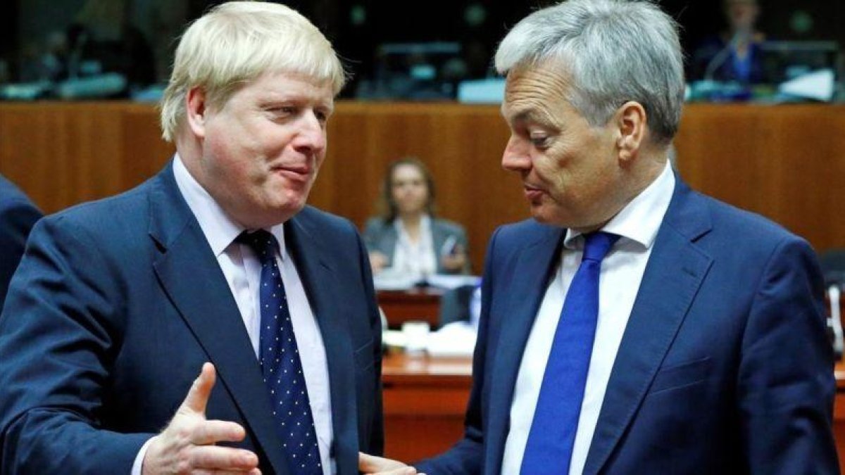 Johnson (izquierda) junto a su colega belga Didier Reynders, en Bruselas, este lunes.-REUTERS / YVES HERMAN