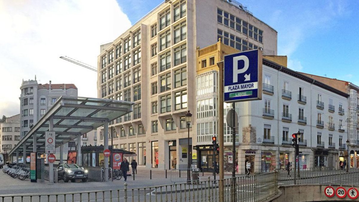 Los primeros coches empezaron aparcar en el subterráneo en diciembre de 2004 tras la remodelación y ampliación a la plaza de Santo Domingo.-ISRAEL L. MURILLO