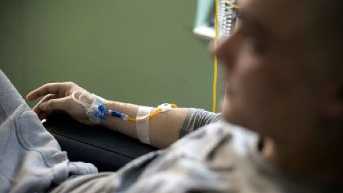 Un paciente oncológico recibe tratamiento en un hospital. ALBERTO DI LOLLI