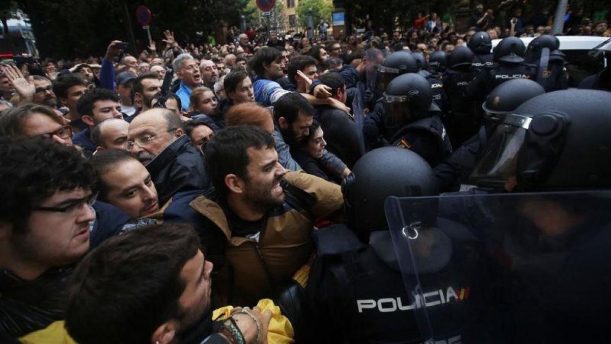 Cargas policiales en la escuela Ramon Llull, el 1 de octubre.-AP / EMILIO MORENATTI