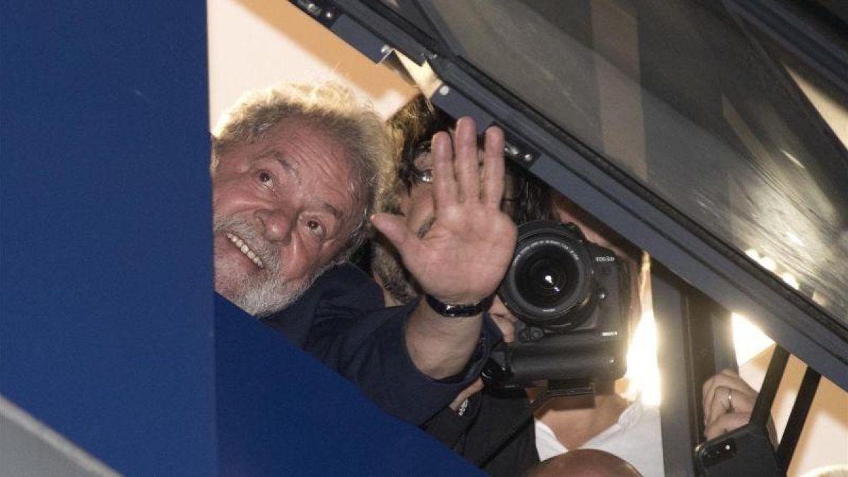 Lula saluda a sus seguidores desde el sindicato donde continúa atrincherado.-SEBASTI O MOREIRA