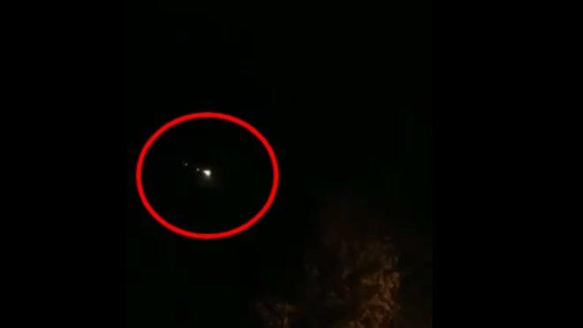 En el círculo rojo, el avión iraní antes de estrellarse.-TWITTER