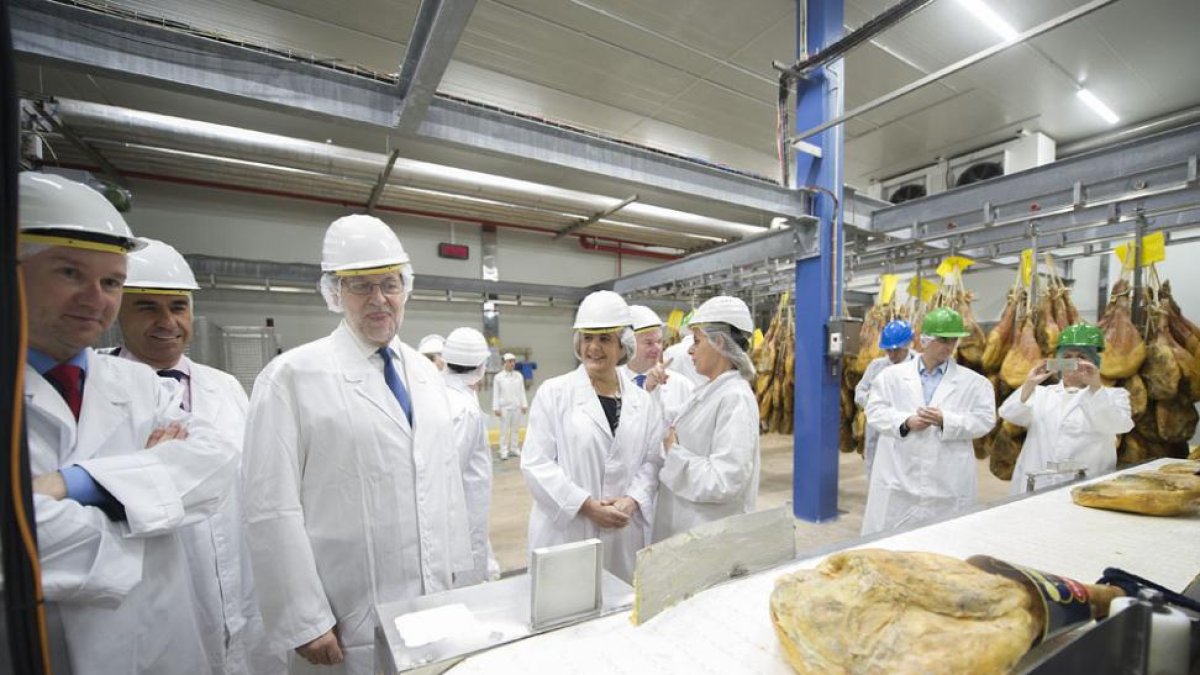 Mariano Rajoy junto a la ministra de Empleo y Seguridad Social, Fátima Báñez, durante su visita a la fábrica de Navidul (Campofrío) en Burgos.-ISRAEL L. MURILLO