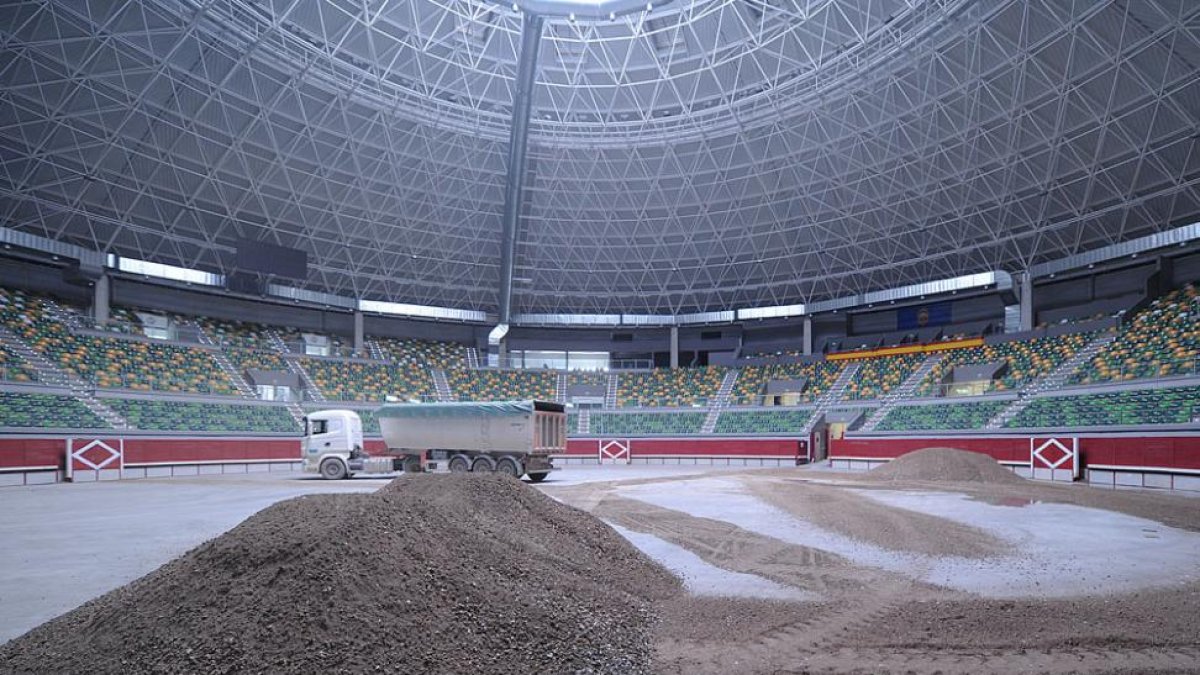 Trabajos de colocación de la arena en el Coliseum.-ISRAEL L. MURILLO