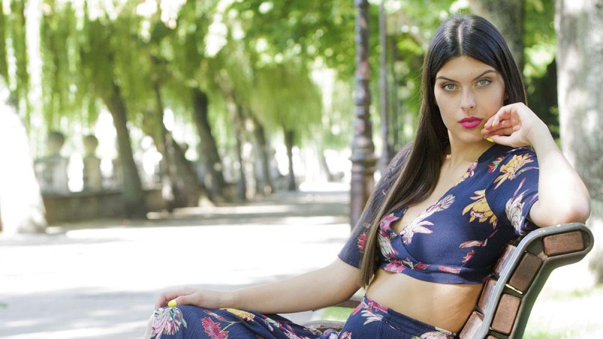 Julia Carrascal posa en el Espolón en vísperas de viajar a participar en el concurso.-ISRAEL L. MURILLO